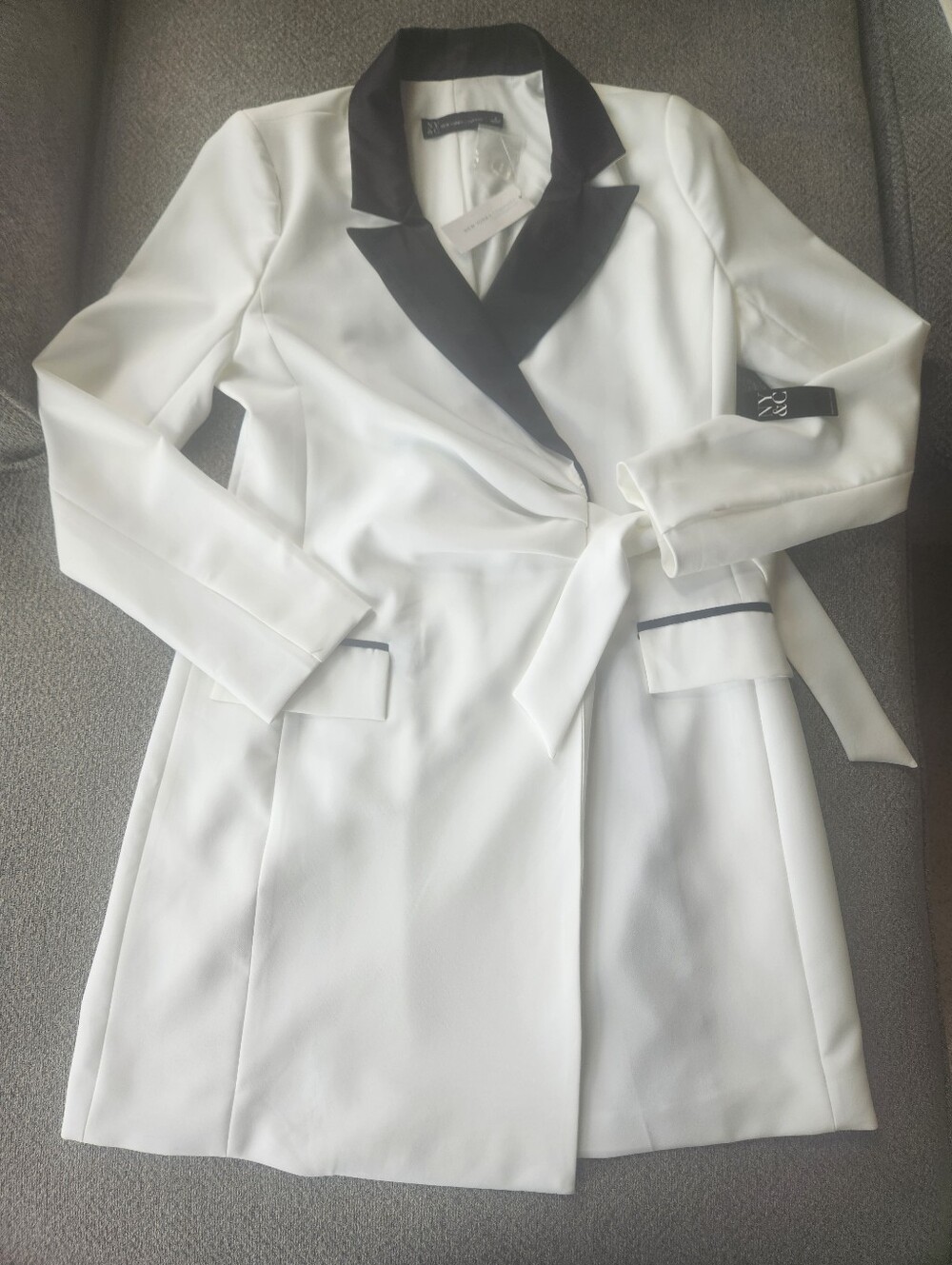NWT New York & Company White Blazer with Black Trim Small